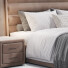 Cama y mesitas de noche High Fashion Home Emmit - Theorema